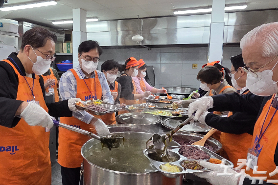 우원식 의장과 정성진 목사, 정진호 교수 등은 예배 후 직접 배식 봉사에 나섰다. 오요셉 기자