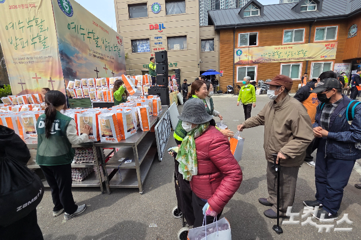 다일공동체의 이번 부활절 선물 도시락과 패딩조끼, 설렁탕, 빵, 부활절 계란 등으로 구성됐다. 오요셉 기자