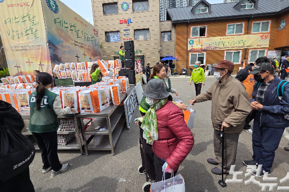 다일공동체의 이번 부활절 선물 도시락과 패딩조끼, 설렁탕, 빵, 부활절 계란 등으로 구성됐다. 오요셉 기자