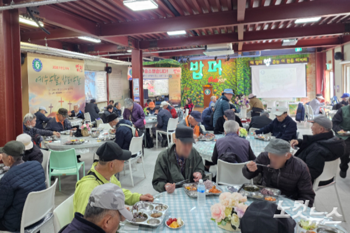 다일공동체는 "동대문구청의 상고는 소모적인 법적 공방을 지속해 행정력을 낭비하고, 밥퍼를 이용하는 수많은 소외된 이웃들의 마음을 다시 불안하게 만드는 처사"라며 "지자체는 갈등의 주체가 아닌, 갈등을 조정하고 복지 사각지대를 보듬는 보호자가 되어야 한다"고 강조했다. 오요셉 기자