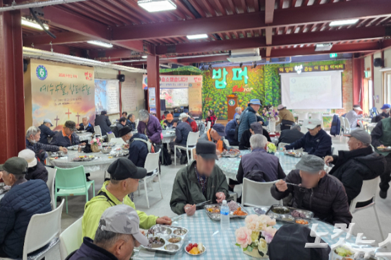 다일공동체는 "동대문구청의 상고는 소모적인 법적 공방을 지속해 행정력을 낭비하고, 밥퍼를 이용하는 수많은 소외된 이웃들의 마음을 다시 불안하게 만드는 처사"라며 "지자체는 갈등의 주체가 아닌, 갈등을 조정하고 복지 사각지대를 보듬는 보호자가 되어야 한다"고 강조했다. 오요셉 기자