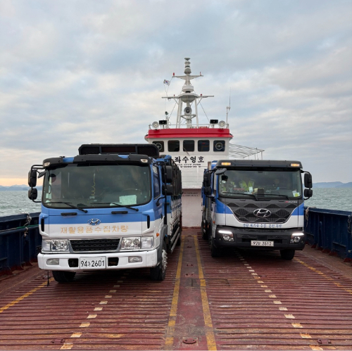 생활폐기물 수거차량이 선박을 통해 도서지역을 오가고 있다. 여수시 제공