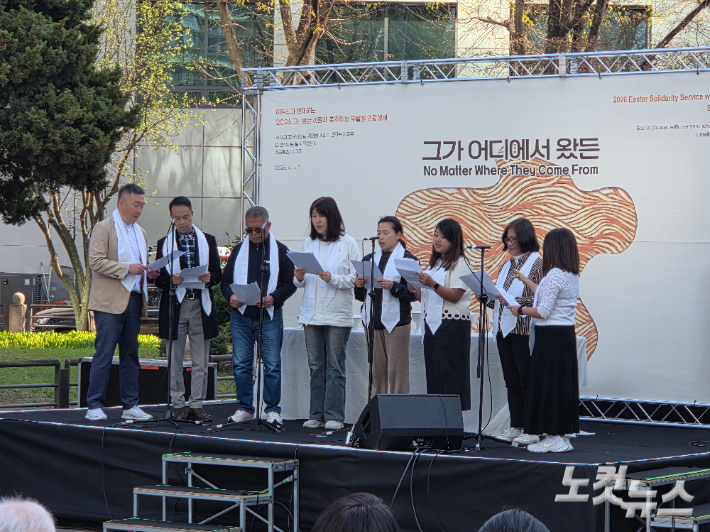 필리핀과 인도네시아 이주민들로 구성된 서울 디아스포라교회 성가대가 봉헌 찬송을 부르고 있다. 오요셉 기자