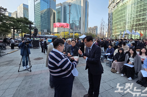 예배 참가자들은 함께 성찬례를 진행하며 "낯선 이웃 곁에 머무르는 발이 되고, 차별과 혐오 앞에서 침묵하지 않는 목소리가 되어, 온 세상과 교회에 평화를 나누겠다"고 다짐했다.  오요셉 기자