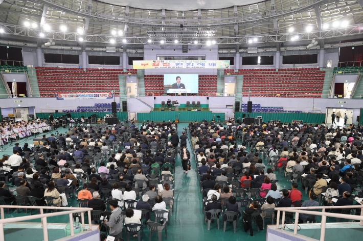 고흥 팔영체육괸에서 열린 부활절 연합예배. 독자 제공