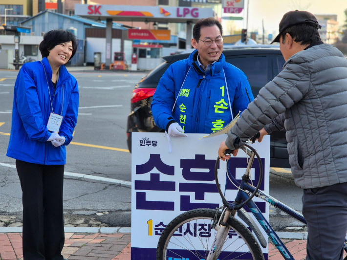 손훈모 순천시장 예비후보(가운데) 부부가 시민과 만나 얘기하고 있다. 손훈모 예비후보 제공