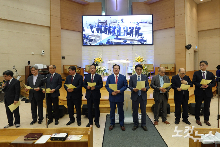 음성군기독교연합회 임원 목회자들이 찬양하고 있다. 충북CBS