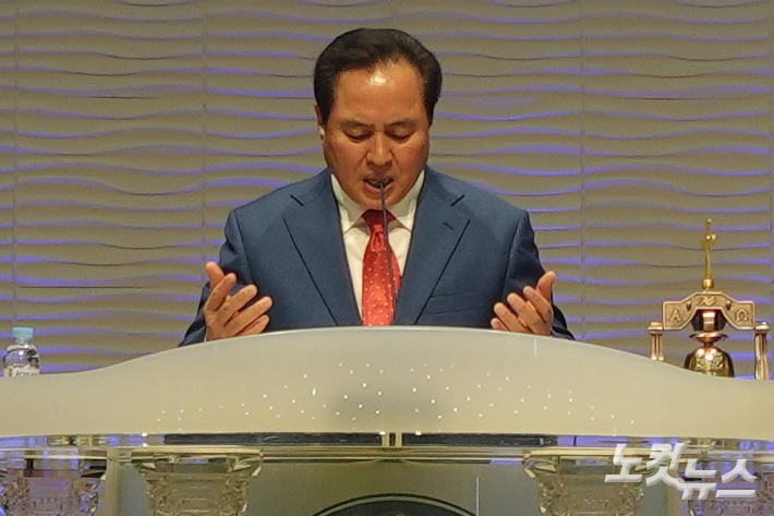 무극중앙성결교회 이행규 목사가 축도를 하고 있다. 충북CBS