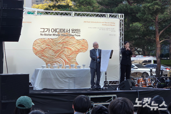 포천이주노동자센터 대표 김달성 목사는 "우리 사회는 150만 이주노동자를 소모품·사물로 취급하는 정글"이라며 "국가가 고용허가제를 통해 이주 노동자들을 사업주의 이윤 극대화를 위한 일회용품, 소모품, 사물로 이용하도록  뒷받침해 왔다"고 비판했다. 오요셉 기자