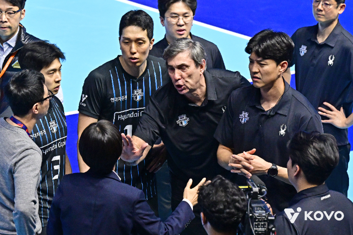 판정에 항의하는 블랑 감독. 한국배구연맹