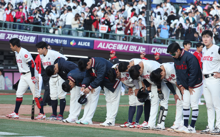 5일 부산 사직야구장에서 열린 프로야구 SSG 랜더스와 롯데 자이언츠의 경기. 3-4로 아쉽게 패배한 롯데 선수들이 관중들에게 인사하고 있다. 연합뉴스 