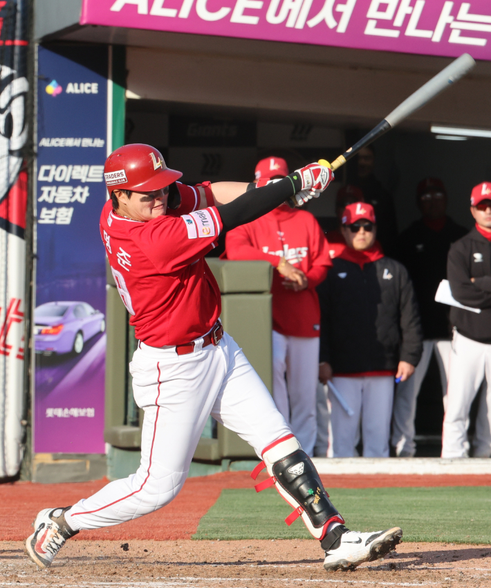 5일 부산 사직야구장에서 열린 프로야구 SSG 랜더스와 롯데 자이언츠의 경기. SSG 고명준이 9회 초 1사 1, 3루에서 중전 적시타를 치고 있다. 연합뉴스 