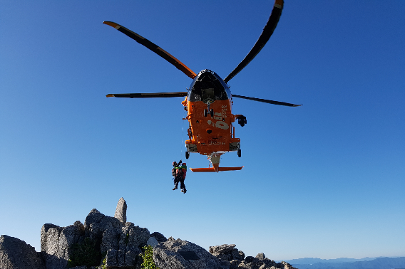입산객 구조하는 소방대원들. 강원소방본부 제공
