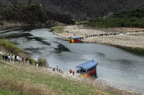 강원관광재단이 마련한 인문학 테마 여행 참가자들이 영월 청령포로 향하고 있다. 강원관광재단 제공 