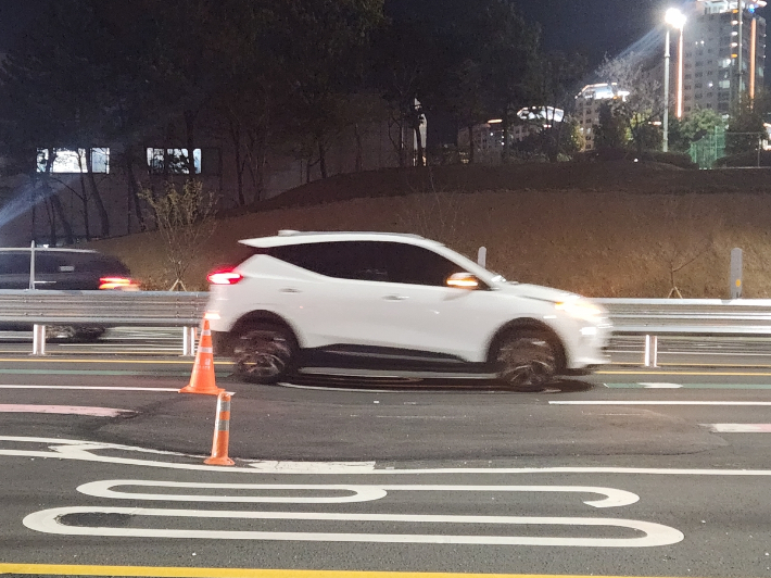 수영강변지하차도 인근 도로에 단차가 생긴 모습. 연합뉴스