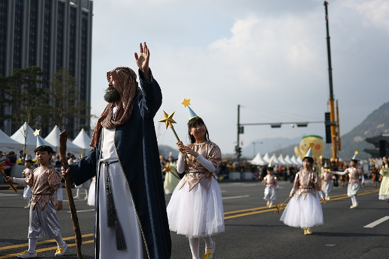4일 광화문광장 옆 도로에서 2026 부활절 퍼레이드가 펼쳐지고 있다. 연합뉴스