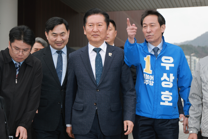 더불어민주당 정청래 대표와 우상호 강원지사 후보가 1일 강원 철원종합문화복지센터 다목적구장에서 열린 철원읍민 화합대축전에 방문하고 있다. 연합뉴스