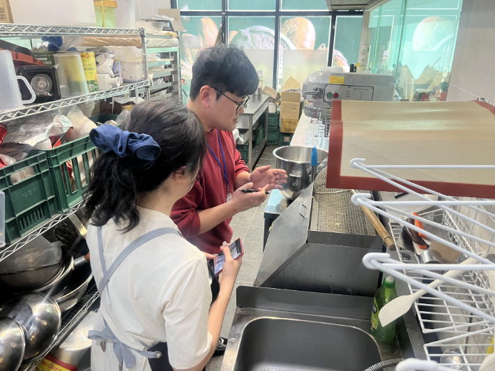 전라남도 관계 공무원이 지역 관광지와 다중이용시설 음식점 405개소를 대상으로 도-시군 합동 위생점검을 실시하고 있다. 전라남도 제공