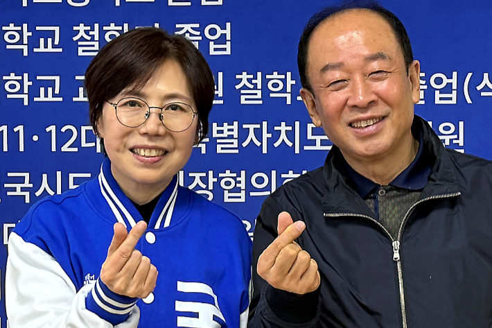 국주영은 더불어민주당 예비후보와 임정엽 전 완주군수가 만나 손가락 하트를 하고 있는 모습. 국주영은 예비후보 측 제공