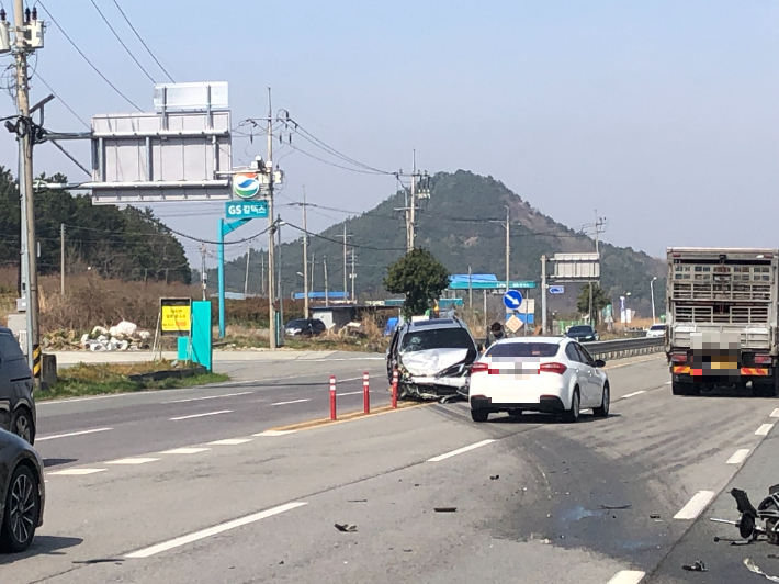 5일 오전 10시 30분쯤 전남 영암군 삼호읍의 한 교차로에서 좌회전하던 승용차와 직진하던 승합차가 부딪히는 사고가 발생했다. 전남소방본부 제공