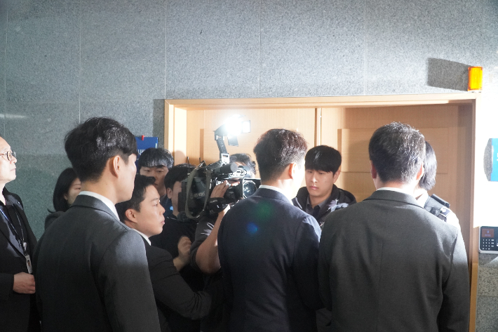 금품 살포 혐의를 받는 김관영 전북도지사를 압수수색하는 경찰이 집무실에 들어서고 있다. 심동훈 기자