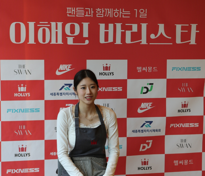 '1일 바리스타'로 변신한 이해인. 디제이매니지먼트 제공