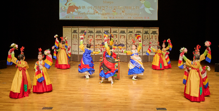 크라운해태제과는 5일 서울남산국악당 크라운해태홀에서 국악 꿈나무들을 위한 '영재한음(韓音·국악)회' 300회 기념 특별공연을 가졌다. 크라운해태제과 제공