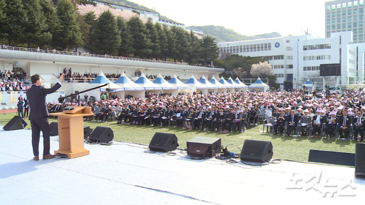 2026 부산부활절연합예배 중 샘깊은교회 손석원 목사가 설교를 하고 있다. 이강현 기자