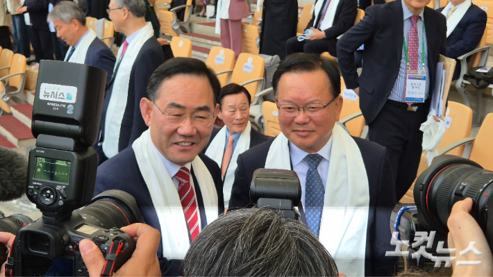 5일 대구스타디움에서 열린 부활절 연합예배 행사에서 김부겸 전 국무총리와 주호영 국회 부의장이 만났다. 정진원 기자