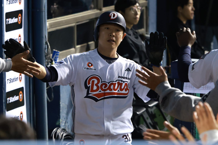 주말 한화와 홈 경기에서 득점한 뒤 동료들과 하이파이브하는 두산 정수빈. 두산 