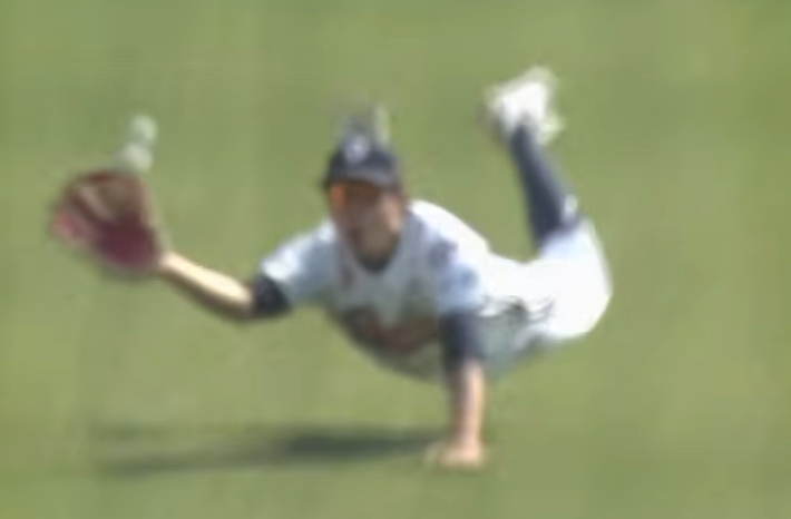 5일 한화 김태연의 안타성 타구를 잡아내는 두산 정수빈. 티빙 중계 화면 캡처 