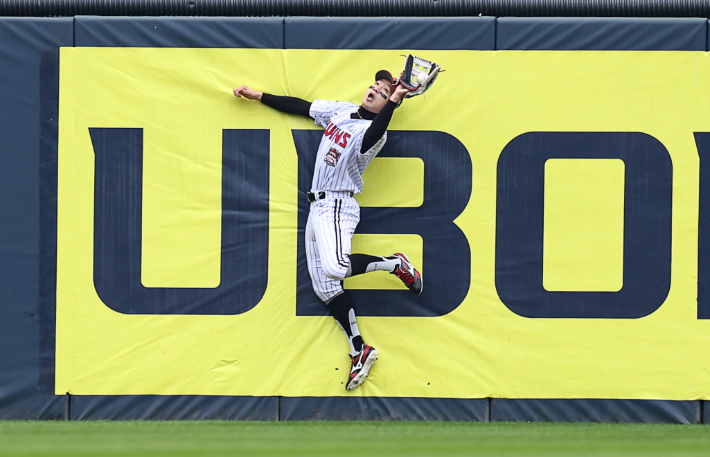 2025 프로야구 한국시리즈 1차전 한화 이글스 대 LG 트윈스 경기. 1회 초 1사 1루 때 LG 박해민이 한화 문현빈의 장타를 잡는 모습. 연합뉴스 