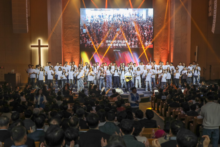 포항제일교회에서 드려진 포항시기독교교회연합회 부활절연합예배, 청년연합찬양 콰이어. 포항제일교회 제공