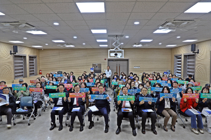 경주시종합자원봉사센터 강당에서 열린 'i-SMR 경주 유치 설명회 및 전문가 강연회'에서 참석자들이 피켓을 들고 기념촬영을 하고 있다. 경주시 제공