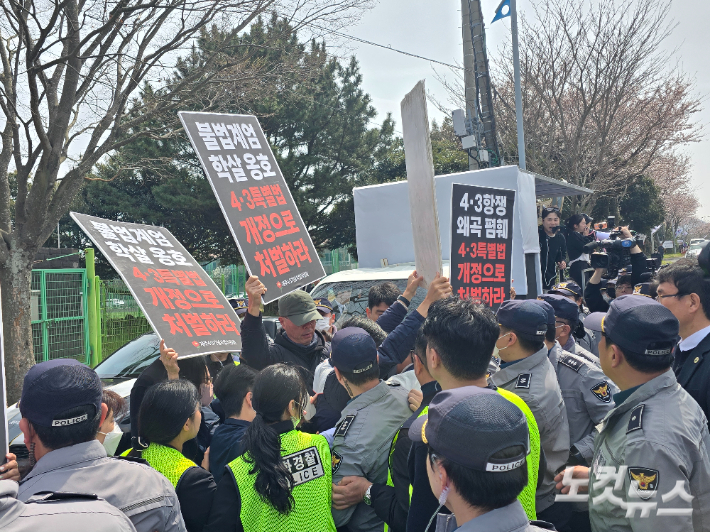 극우 유튜버 스피커차량 앞에서 유족과 시민사회단체가 항의하고 있다. 이창준 기자