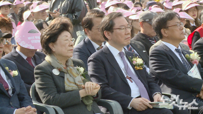 참석자들이 손석원 목사의 설교를 듣고 있다. 이강현 기자