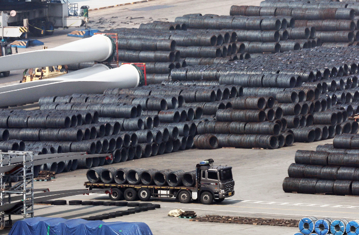 경기도 평택항에 철강 제품이 쌓여있는 모습. 연합뉴스