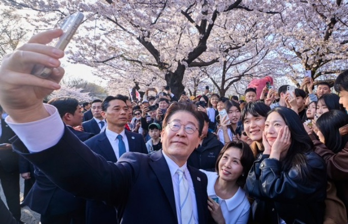 벚꽃 보러 갔다가 대통령 실물 영접…여의도에 뜬 李 부부[노컷브이]