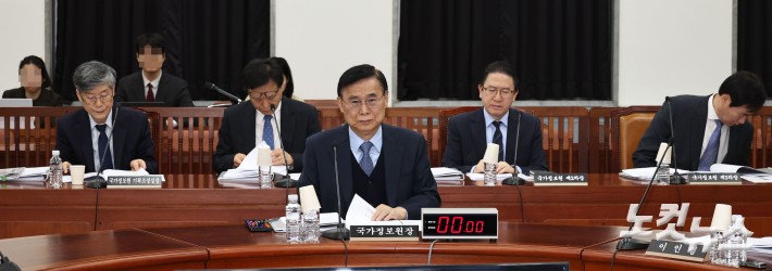 이종석 국가정보원장이 6일 국회에서 열린 정보위원회 전체회의에 출석해 있다.