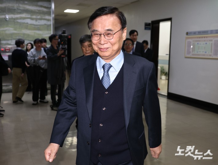 이종석 국가정보원장이 6일 국회에서 열린 정보위원회 전체회의에 출석하고 있다.