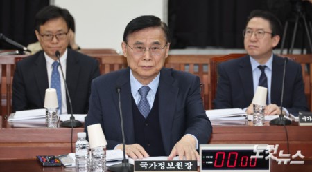 이종석 국가정보원장이 6일 국회에서 열린 정보위원회 전체회의에 출석해 있다.