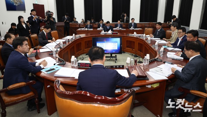 신성범 국회 정보위원회 위원장이 6일 국회에서 열린 정보위원회 전체회의에서 개회를 알리고 있다.