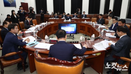 신성범 국회 정보위원회 위원장이 6일 국회에서 열린 정보위원회 전체회의에서 개회를 알리고 있다.