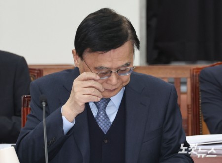 이종석 국가정보원장이 6일 국회에서 열린 정보위원회 전체회의에 출석해 있다.