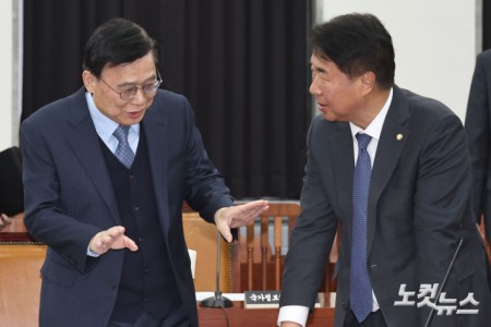 이종석 국가정보원장이 6일 서울 여의도 국회에서 열린 정보위원회 전체회의에 출석해 이기헌 더불어민주당 의원과 이야기 하고 있다.