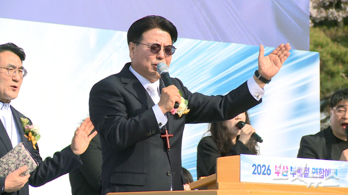 준비위워장 백승기 목사가 기도 인도를 하고 있다. 이강현 기자