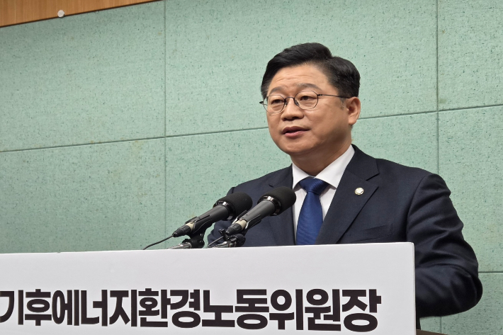 민주당 안호영 의원이 6일 전북도의회에서 기자회견을 하고 있다. 최명국 기자