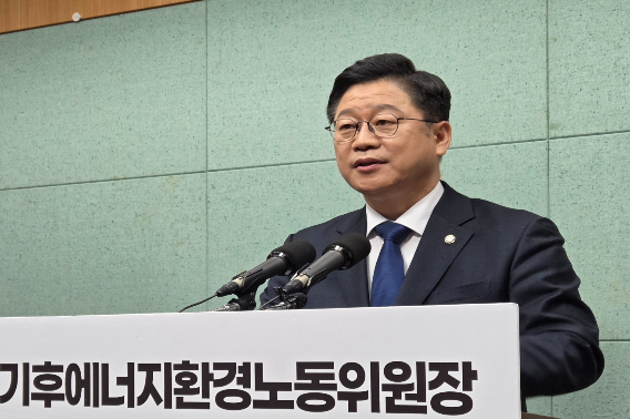 민주당 안호영 의원이 6일 전북도의회에서 기자회견을 하고 있다. 최명국 기자