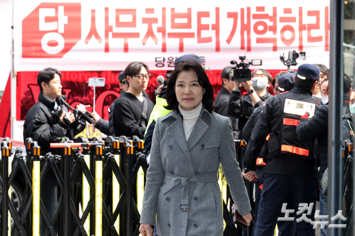 국민의힘 대구시장 후보 경선에서 컷오프된 이진숙 전 방송통신위원장이 지난달 24일 서울 여의도 국민의힘 중앙당사에서 경선 결과에 대한 입장을 밝히기 위해 들어서고 있다. 윤창원 기자