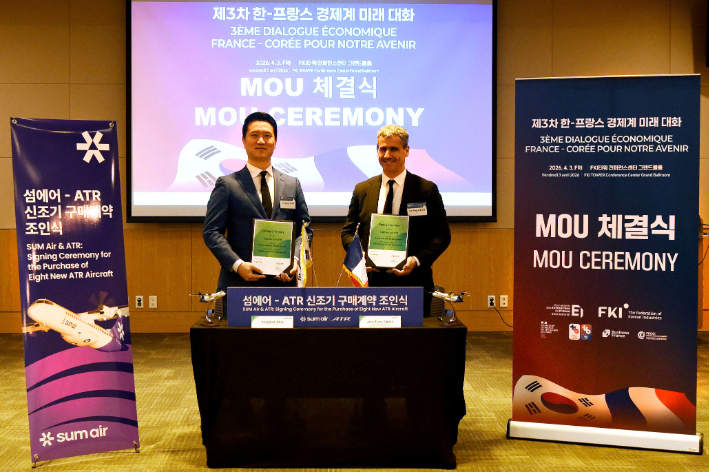 ATR 장 피에르 클레르상 아시아태평양 대표와 에어버스 이희환 한국 대표(사진 왼쪽). 섬에어 제공